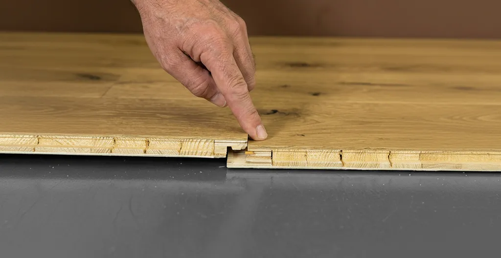 Hier ist ein Parkettboden zu sehen der per Klick System verlegt wird.