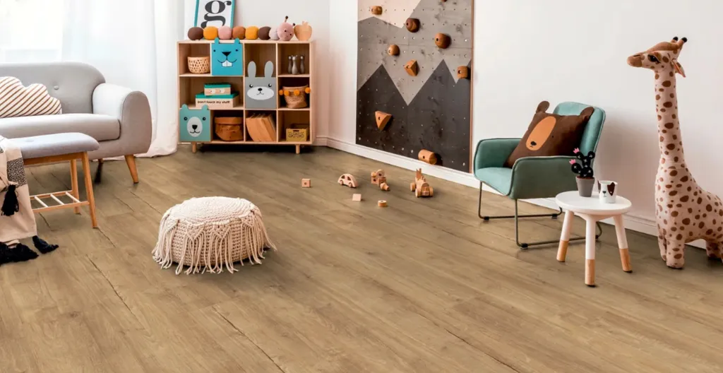 Hier siehst du ein Ambiente Bild eines hellen Laminatbodens Landhausdiele Eiche..