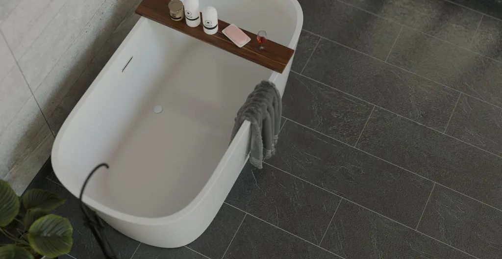 Ein modernes Badezimmer mit dunkel grauem Laminatboden.