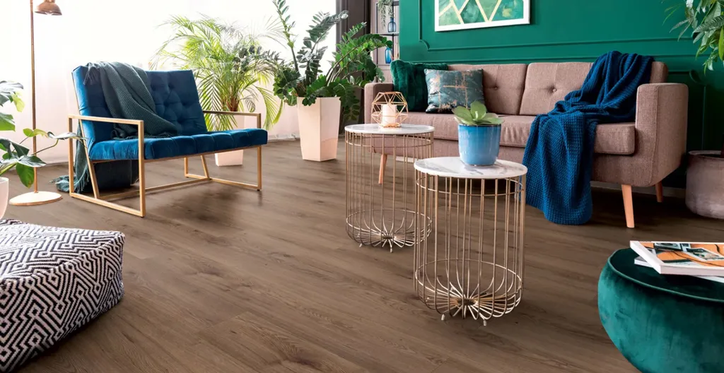 Ein freundliches Wohnzimmer mit einem dunklen Laminatboden in Holzoptik