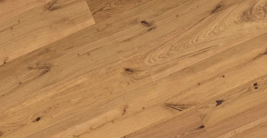 Hier ist ein Bild eines hellen Parkettbodens zu sehen.