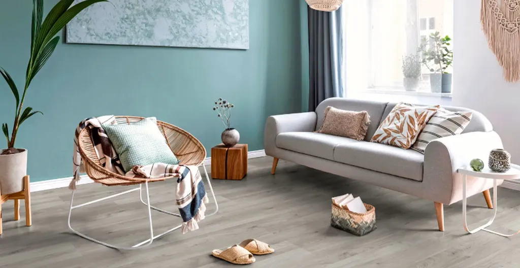 Hier ist ein Ambiente Bild von einem hell grauen Laminatboden zu sehen