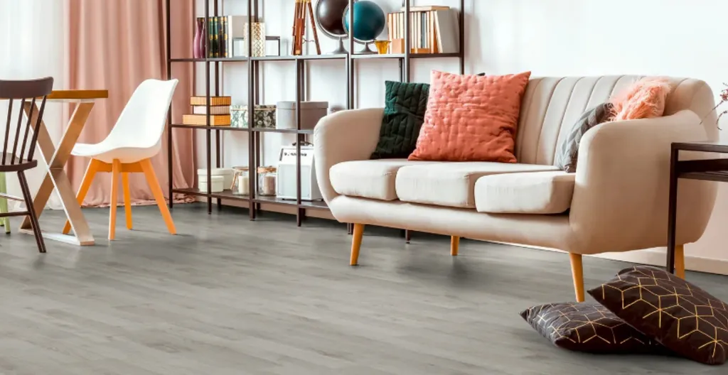 Hier ist ein Ambiente Bild eines Laminat Schiffsboden zu sehen