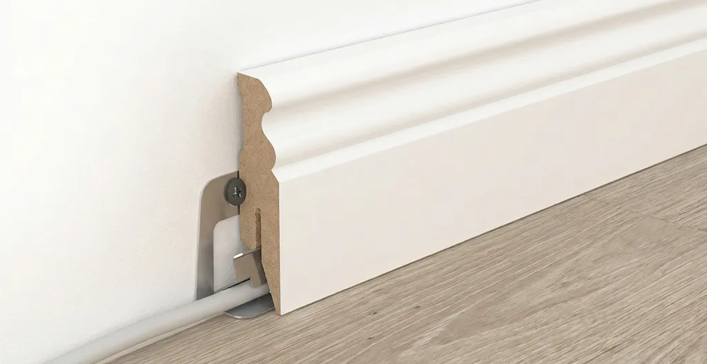 Weiße Sockelleiste wird mit Klick und Clip System montiert.