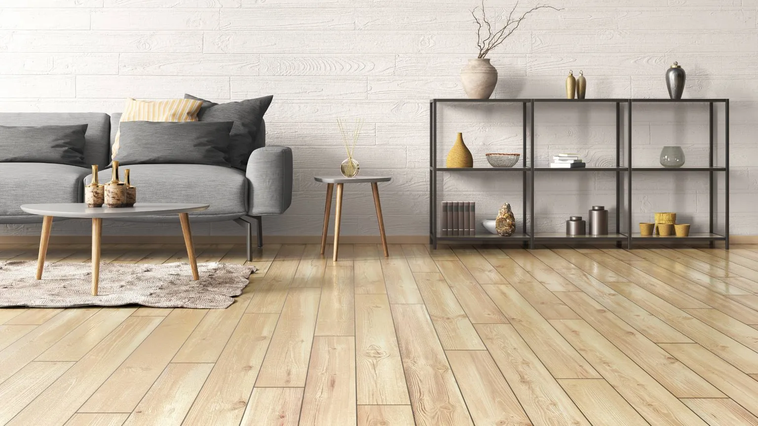 Wohnzimmer mit hellem Laminat und Regal und Couch 