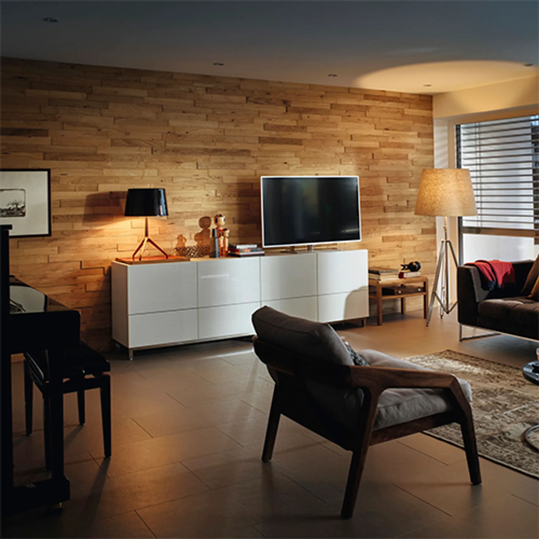 Wohnzimmer mit weißer Wohnwand und Wandverkleidung in Holzoptik