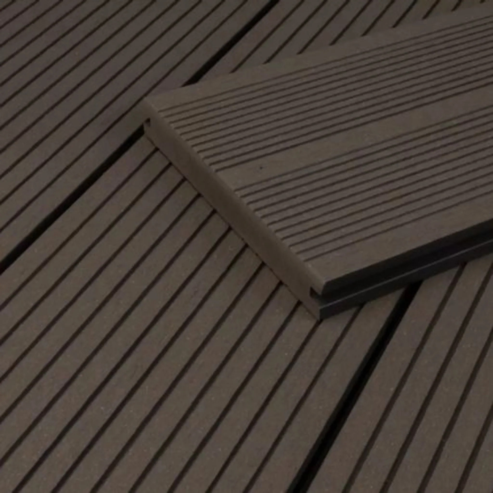 hori-terrassendielen-wpc-bali-massiv-hellgrau-geriffelt-20-140-mm.jpg