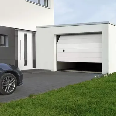 Garage mit einem sich öffnenden Tor 