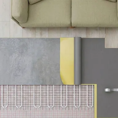 Eine XPS Trittschalldämmung die im Wohnzimmer verlegt wird.