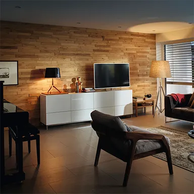 Wohnzimmer mit weißer Wohnwand und Wandverkleidung in Holzoptik