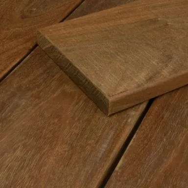 Hier findest du unsere Auswahl zu Ipé Terrassendielen und alle wichtige was du über sie wissen musst