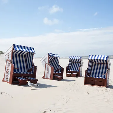 Strandkörbe im Sand