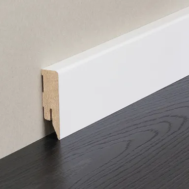 Weiße Sockelleiste