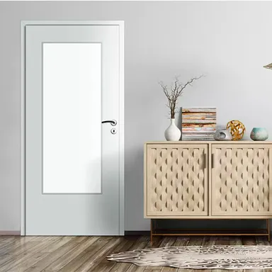 Wohnzimmer mit Tür mit Lichtausschnitt und Kommode 