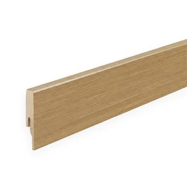 Hier ist eine helle Kunststoff Sockelleiste zu sehen.