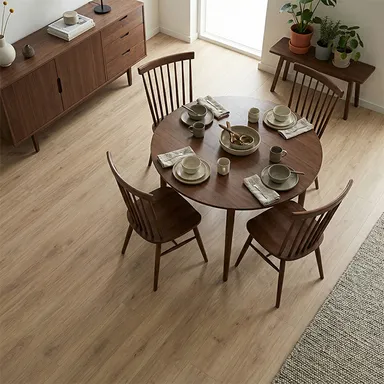 Ein schlichtes, freundliches Esszimmer mit einem hellen Laminatboden mit Trittschalldämmung.