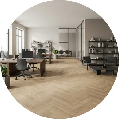 Hier ist ein Ambiente Bild eines hellen Parkettbodens Eiche in Fi8schgrätoptik zu sehen.