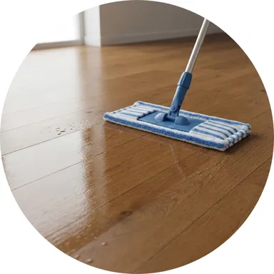 Hier ist ein Pflegebild eines mittel dunklen Parkettbodens zu sehen.