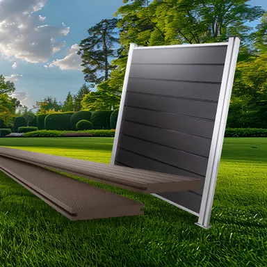 Zaun und Terrassendiele auf Gras vor Bäumen