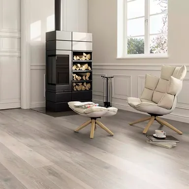 Wohnzimmer mit Kamin, Sessel und Holzböden