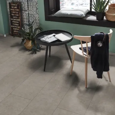 Hier siehst du ein Ambiente Bild eines hell grauen Laminatbodens in einer Stein Marmor Optik.