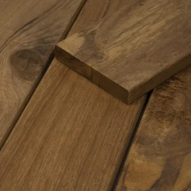 Hier findest du unsere Auswahl an Stauseeholz Terrassendielen & alles was du über sie wissen musst