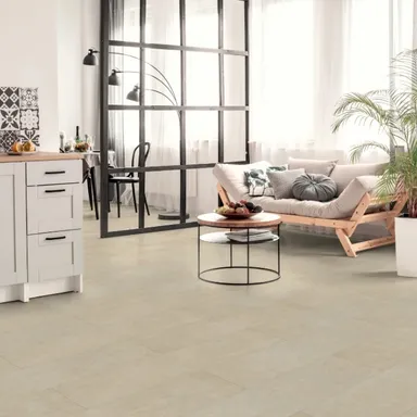 Hier siehst du ein Ambiente Bild eines hellen Laminatbodens in einer Stein Marmor Optik.