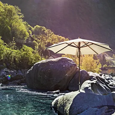 Sonnenschirm auf Felslandschaft am Meer