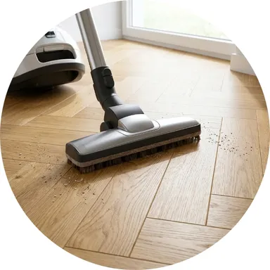 Hier ist ein Pflegebild eines hellen Parkettbodens in Fischgrätoptik zu sehen.