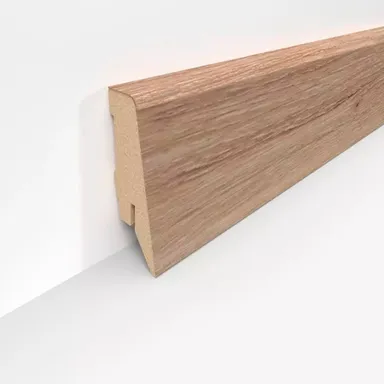 Nahaufnahme Sockelleiste mit Holzoptik 