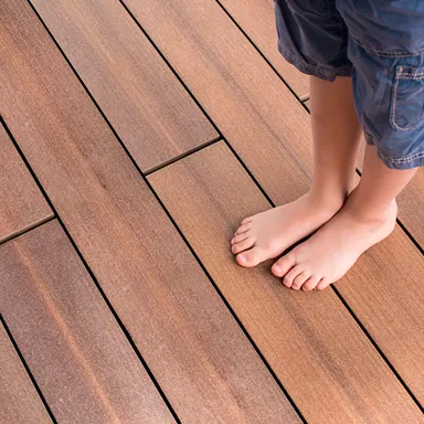 Terrassendielen mit Kind darauf