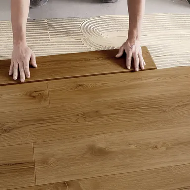 Hier ist ein Verlegebild eines mittel dunklen Parkettbodens zu sehen.