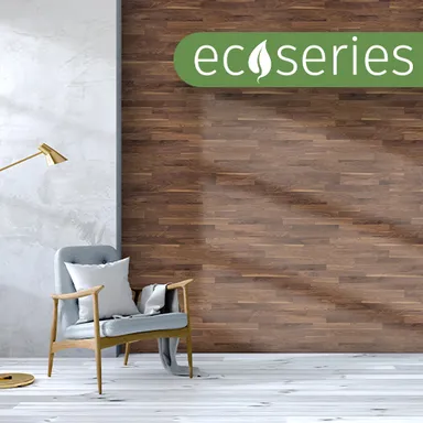 Raum mit dunkler Holz Wandverkleidung