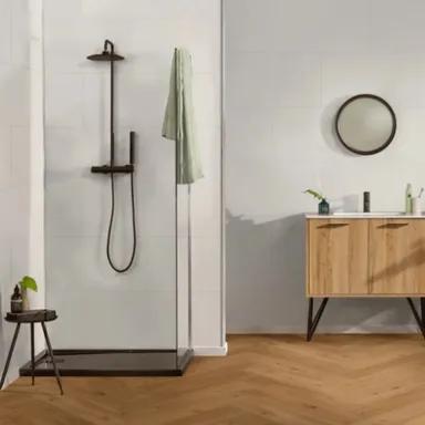 Wandverkleidung in Badezimmer montiert