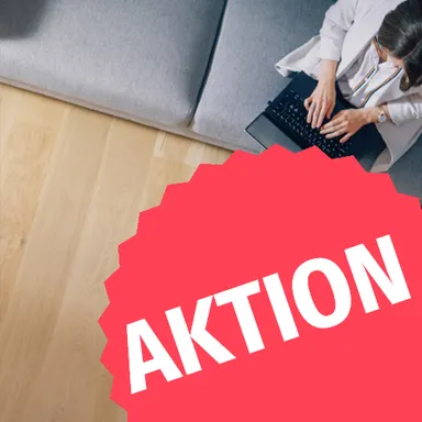 Frau auf Sofa mit Parkettboden