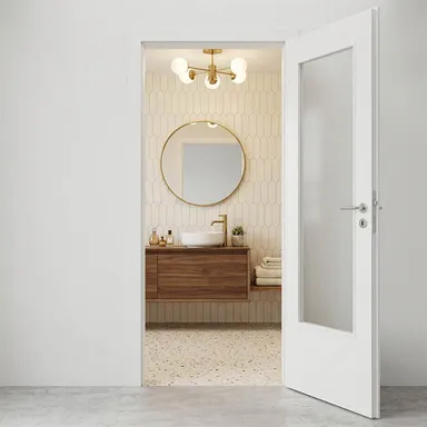 Hier ist ein helles Badezimmer mit einer eingebauter weißen Zarge zu sehen.