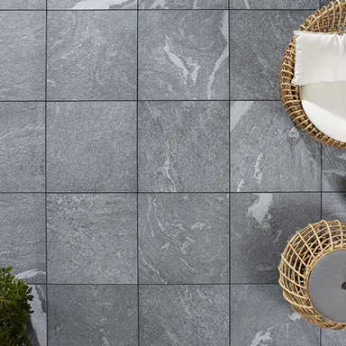 Graue Terrassenplatten in Steinoptik