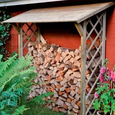 Holz Unterstand mit gestapeltem Holz