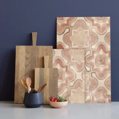 Hier siehst du ein Ambiente Bild eines hellen Laminatbodens in einer Stein Marmor Optik mit einem Muster.