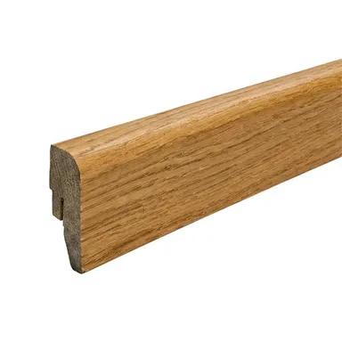 Hier ist eine helle Massivholz Sockelleiste zu sehen.