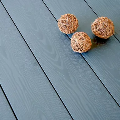 Nahaufnahme WPC Dielen in Grau mit Holznachahmung 