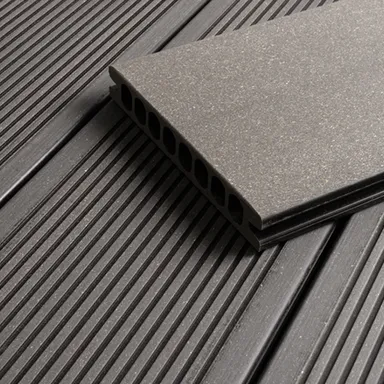 Graue Hohlkammer-Terrassendielen geriffelt/glatt