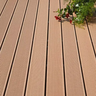 Nahaufnahme Terrasse mit Dielen aus WPC