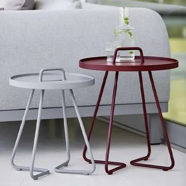 Zwei runde Beistelltische in rot und weiß 