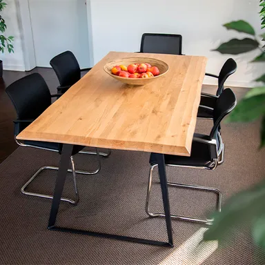 Holz-Esstisch mit 5 schwarzen Stühlen 