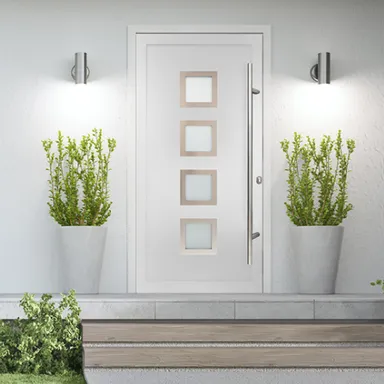 Weiße Haustür mit quadratischen Lichtausschnitten