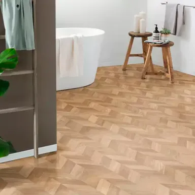 Badezimmer mit Vinyl in Fischgrätoptik