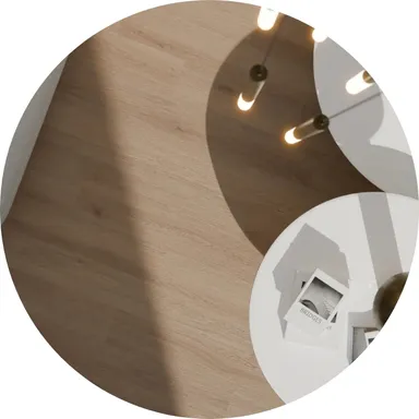 Hier ist ein heller Parkett Schiffsboden zu sehen.