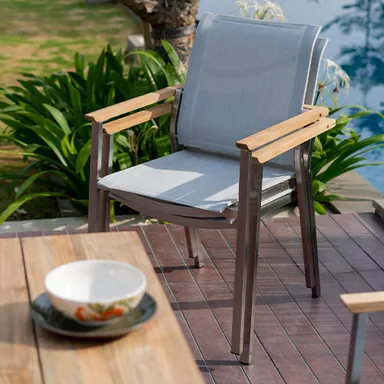 Zwei gestapelte Gartenstühle auf einer Terrasse