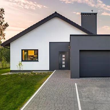 Haus mit Garage davor